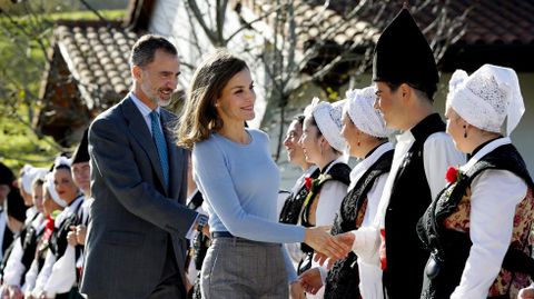 Los Reyes entregaron el Premio al Pueblo Ejemplar de Asturias, que este a�o ha reca�do en la aldea de Pore�u, en el concejo de Villaviciosa