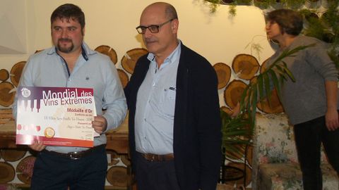 El en�logo de V�a Romana (izquierda), con el premio que obtuvo la bodega chantadina