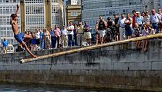 El coru��s Ant�n Couto, de 16 a�os, gan� un jam�n al imponerse al polaco Kamil en la final de cuca�a de la Tall Ships Race.