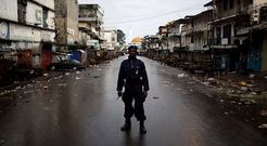 Sorprendente imagen de Freetown, donde la polic�a patrull� las calles durante tres d�as para que nadie saliese de casa. 