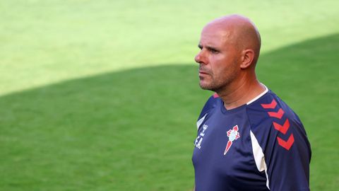 El entrenador del Celta Fortuna, Fredi �lvarez, durante el partido amistoso ante el Torreense.