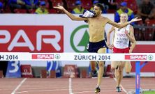 El franc�s Mahiedine Mekhissi-Benabbad, sin la camiseta pocos metros antes de la llegada en el Europeo de Z�rich. 
