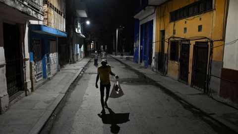 Un vendedor de pan, ayer en una calle de La Habana.