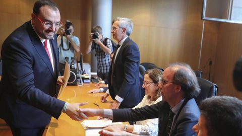 El presidente del Principado, Adri�n Barb�n, recoge su acta de diputado