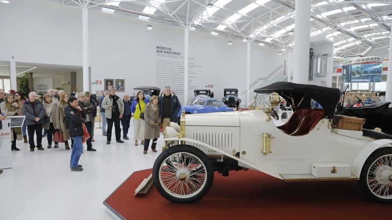 Visita de suscriptores de La Voz de Galicia al Museo de Automocin e Historia (MAHI) en Arteixo