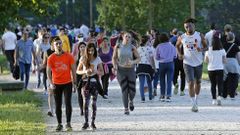Miles de personas salen a pasear en Pontevedra en el segundo d�a de la desescalada