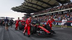 Los ingenieros reinician el coche del piloto de F�rmula1 Lewis Hamilton