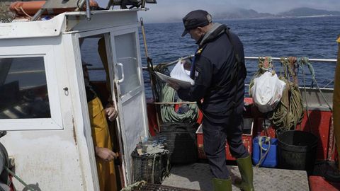 Un inspector de Gardacostas que trabaja en la patrullera Mar de Galicia, en un control a un pesquero en la costa gallega, a principios de mes