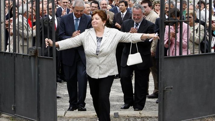 La presidenta de �rguete, Carmen Avenda�o, abre la verja del Pazo Bai�n, s�mbolo del narcotr�fico.