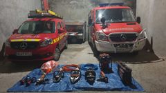 Los dos coches dotados con material de rescate junto a varios equipos de excarcelaci�n