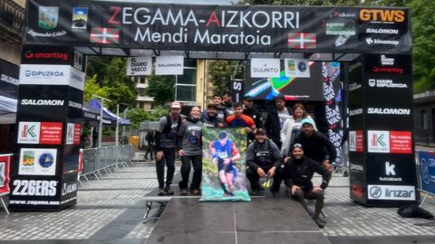 Joel, arropado por sus amigos y familia en la meta de Zegama-Aizkorri.