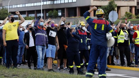 Protesta de la plantilla de Alcoa ante el complejo industrial