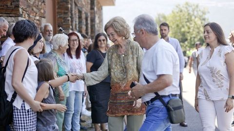 La reina em�rita saluda a los vecinos que la esperaban en Vilamor