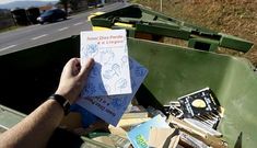 Contenedor org�nico en Bendoiro, en marzo, lleno de libros: pr�cticas as� aumentan la factura de Sogama.