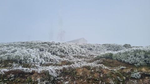 Nieve en la parte alta de la estacin de esqu de Manzaneda.