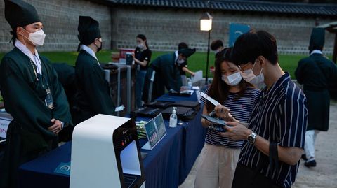 Gente llevando mascarilla visita el palacio de Changdokgung en Seul, Corea del Sur