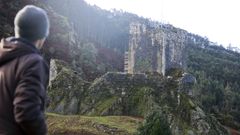 La fortaleza se erige sobre un roquedal, a 400 metros de altitud, y la construcci�n se remonta al siglo XII, seg�n las �ltimas investigaciones