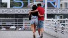 Una pareja se protege de la lluvia en Gijón. ARCHIVO