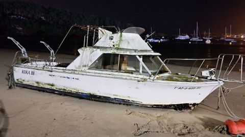 Barco varado en la playa de Baltar, en Portonovo