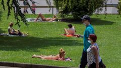 Una pareja pasea por el parque de Invierno de Oviedo, este s�bado. 