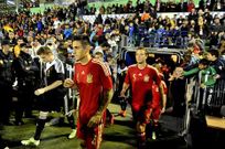 Los ni�os, agolpados junto a la valla, buscaron el saludo de los jugadores durante todo el partido. 