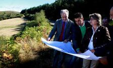 Antonio Crespo, Luis L�pez y Rosa Quintana observaron el plano de la red de viales del proyecto.