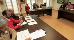 En la imagen, un momento del pleno extraordinario celebrado ayer en Pontedeume. 