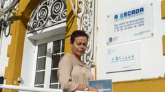 Carmen Pedreira, ante el centro al que asiste su hija y en donde ella particip� en unas jornadas para cuidadoras.  