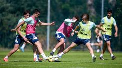 Mangel, �lex Cardero y Yayo disputan un bal�n durante un entrenamiento