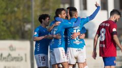 Los jugadores del Pontevedra celebran uno de los goles ante el Ceares que les permiten mantener el liderato a falta de dos jornadas