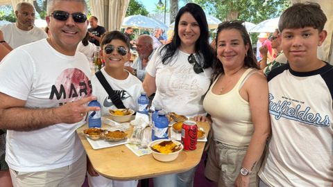 La carpa de�la vieira de Cambados se qued� peque�a para atender al p�blico