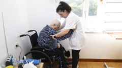 Una asistente del SAF ayudando a una usuaria en Vimianzo