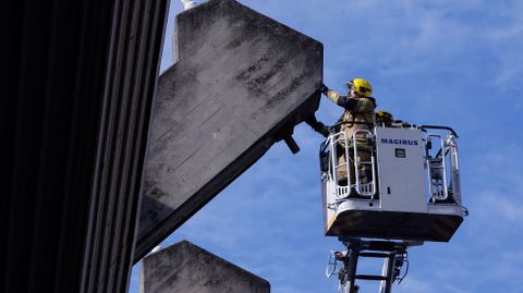 Bomberos retiran cascotes del estadio de Riazor 