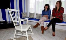Carolina �lvarez y Estefan�a Diz, en la sala de estar del nuevo centro de d�a de Cambados.