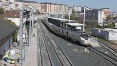Un Alvia el pasado lunes 6 de abril en la estaci&oacute;n de Lugo, con trabajos a la izquierda en la nueva estaci&oacute;n