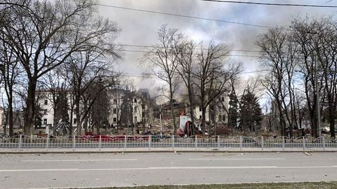 El Teatro Dramtico Regional de Donetsk fue destruido por un ataque areo en Maripol