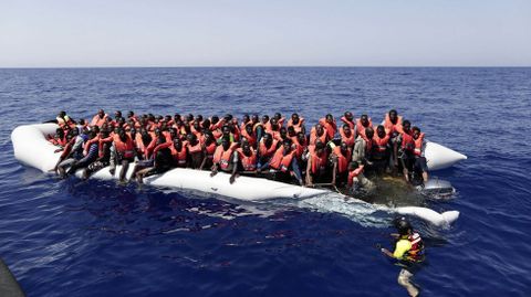 Barcaza de inmigrantes interceptada en el Mediterr�neo