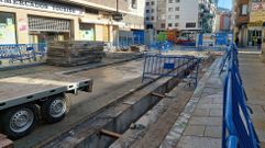 Obras del tnel para el trnsito de los coches en la calle Madrid, en Sanxenxo