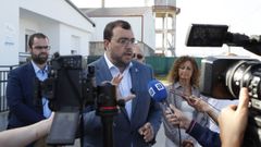 El presidente del Principado, Adri�n Barb�n, atiende a los medios