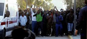Decenas de inmigrantes celebran su entrada en Melilla despu�s de ser atendidos en el CETI de la ciudad aut�noma.
