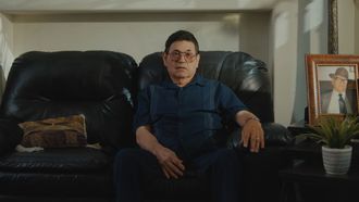 Abraham Quintanilla, en la pelcula de Netflix Selena y los dinos