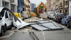 Destrozos provocados por el viento en un concesionario de coches en Hospitalet (Barcelona), este viernes, que dej� dejado una v�ctima mortal y varios heridos graves.