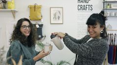 En el espacio Enou Workshop se organizan numerosos talleres. En la imagen, Raquel Guerra, propietaria de la tienda, junto a Laura Tova, ilustradora