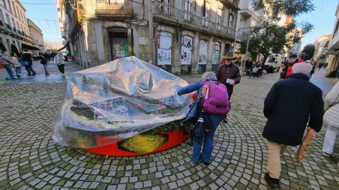 La c�psula gigante que se encuentra en el cruce entre la R�a do R�o y Valent�n Viqueira ha sufrido estas navidades varios percances.