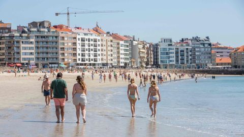 Ma�ana de sol este Jueves Santo en la playa de Silgar, en Sanxenxo
