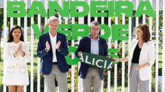 El alcalde de Sober, con el distintivo que le fue concedido por la Xunta