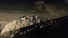 Imagen de archivo de un botell�n en las rocas de la playa de Orz�n-Riazor, en la zona bajo la fuente de los surfistas