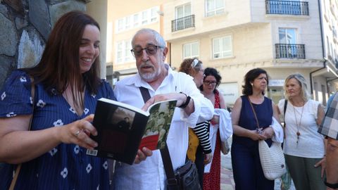 Miembros de Memoria Hist�rica con la familia.