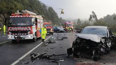El helic�ptero del 061, en el momento del despegue tras recoger a uno de los heridos en el accidente