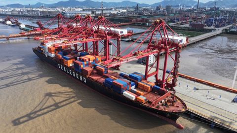 Portacontenedores hacia Europa por la ruta rtica. El buque portacontenedores Puente de Estambul.